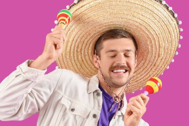 Sombrero 'da genç Meksikalı bir adam ve kırmızı arka planda marakas var.
