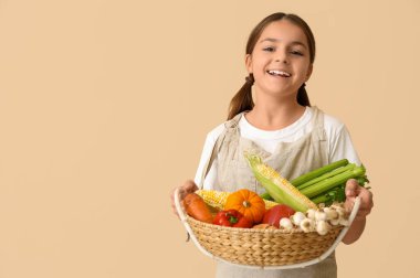 Bej arka planda taze yiyeceği olan küçük çiftçi.