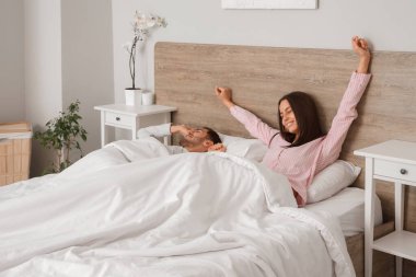 genç bir çift yatakta uyanmak