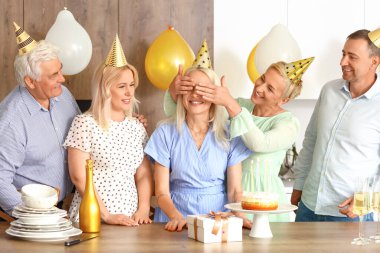 Olgun insanlar mutfakta doğum gününü kutluyor.