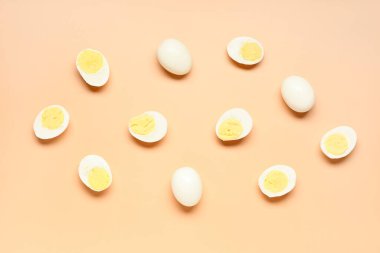 Turuncu arkaplanlı kaynamış yumurta.