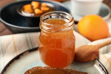 Kavanoz ve tatlı kayısı reçeli masada, yakın plan.