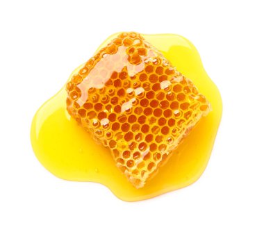 Beyaz arkaplanda tatlı bal peteği