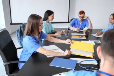 Üniversitede okuyan bir grup tıp öğrencisi.