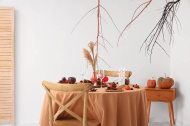 Şükran Günü için hazırlanan sonbahar sofrası yemek odasında otlar ve çam kozalaklarıyla süslendi.