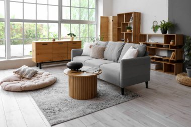 Kanepe, glukofon ve Tibet şarkı kasesi olan rahat bir oturma odası.