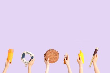 Yaz niteliklerine sahip birçok el ve leylak arka planda güneş kremi