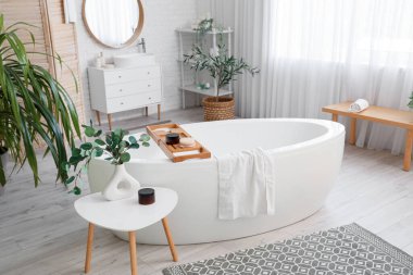 Banyonun içinde banyo küveti, masa ve anti-selülit fırçası var.