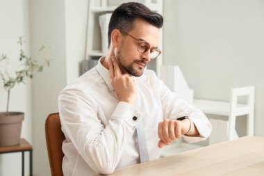 Akıllı iş adamı masadaki nabzını kontrol ediyor.