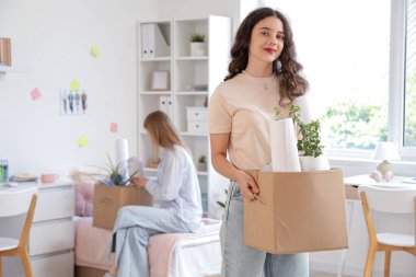 Yurt odasındaki karton kutulu kız öğrenci taşınma gününde