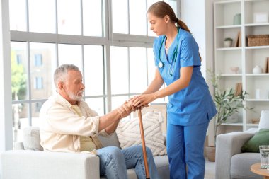 Evde sopa ve hemşireyle Parkinson sendromu geçiren son sınıf öğrencisi.