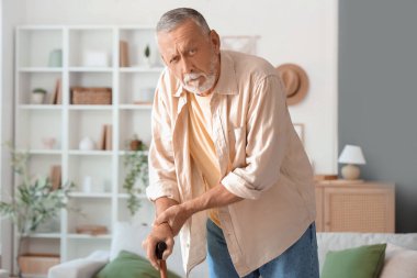 Evde sopayla Parkinson sendromu geçiren son sınıf öğrencisi.