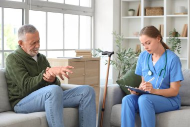 Evde koltuklarda oturan hemşire yüzünden Parkinson sendromu geçiren son sınıf öğrencisi.