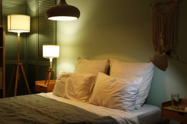 Karanlık yatak odasının içi, rahat yatak odası, lambalar ve katlanır ekran.