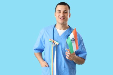 Hindistan bayrağı ve mavi arka planda kurdelesi olan bir erkek doktor. Ulusal Doktorların Günü kutlaması