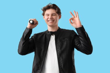 Fenerli genç adam mavi arka planda iyi görünüyor.