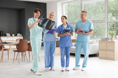 Klinikte röntgen görüntülerini inceleyen bir grup doktor