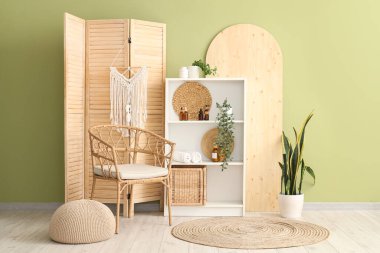 Ahşap perdeli, koltuklu ve raf üniteli banyonun içi.