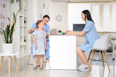 Anne ve dişi osteopat klinikte çok az hastayla çalışıyor.