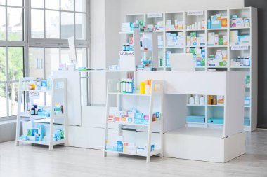 Eczanenin içinde sayaç, raf ünitesi ve ilaçlar var.