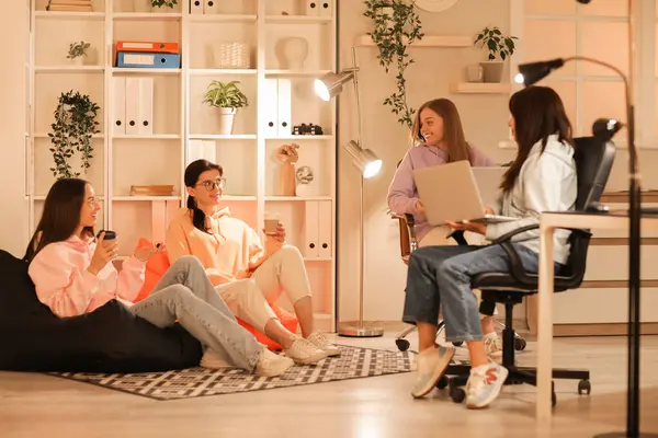 Kadın programcılar geceleri ofiste kahve molası veriyorlar.