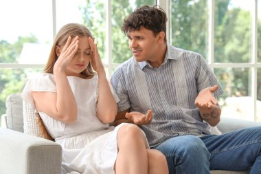 Seks uzmanının ofisinde tartışan genç bir çift.