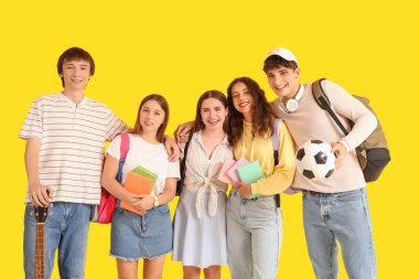 Sarı arka planda bir grup genç öğrenci