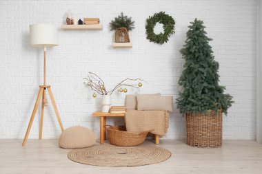 Oturma odasının içinde ahşap bank, Noel ağacı ve şenlikli süslemeler var.