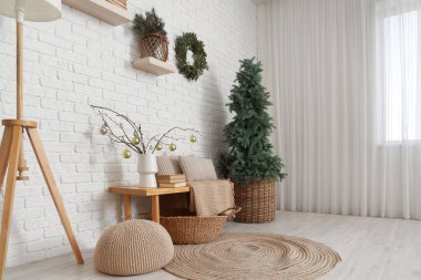 Oturma odasının içinde ahşap bank, Noel ağacı ve şenlikli süslemeler var.