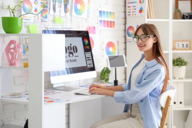 Ofiste bilgisayarla çalışan kadın grafik tasarımcısı