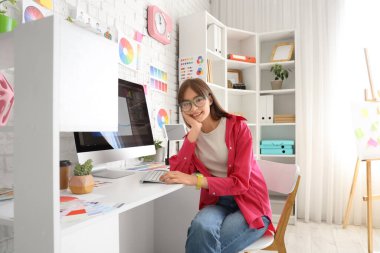 Ofiste bilgisayarla çalışan kadın grafik tasarımcısı