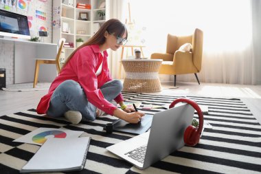 Ofiste tabletle çalışan kadın grafik tasarımcısı