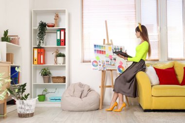 Ofiste tabletle çalışan genç bayan grafik tasarımcısı