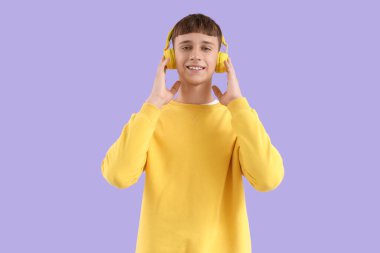 Kulaklıklı genç adam leylak arka planda