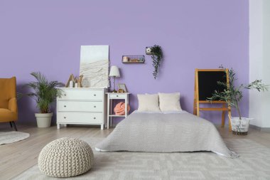 Yatak, klozet ve karatahtalı çocuk odasının içi.