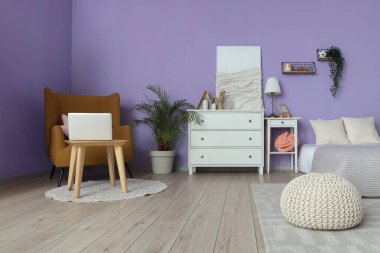 Çocuk odasının içinde yatak, tuvalet ve koltuk var.