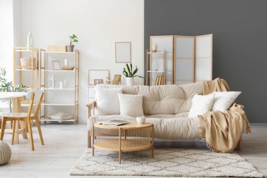 Kanepesi ve masası olan modern aydınlık oturma odasının içinde.