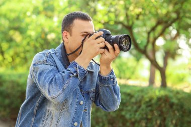 Modern kameralı erkek fotoğrafçı.
