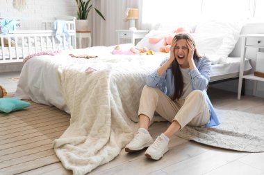 Doğum sonrası depresyon geçiren stresli genç bir kadın.