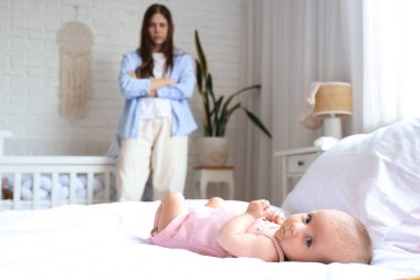 Küçük bebek ve genç anne evde doğum sonrası depresyondan muzdarip.