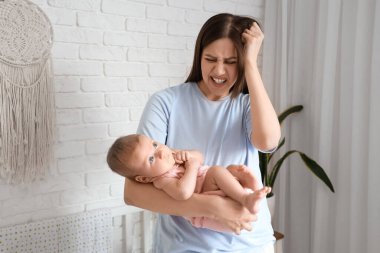 Doğum sonrası depresyon geçiren stresli genç bir kadın.