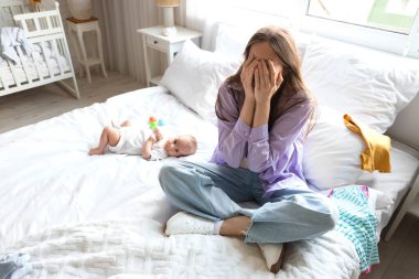 Evde doğum sonrası depresyon geçiren genç bir anne var.