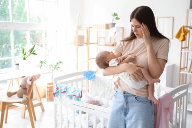 Stresli genç anne evde doğum sonrası depresyondan muzdarip.