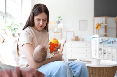 Evde doğum sonrası depresyon geçiren genç bir anne var.