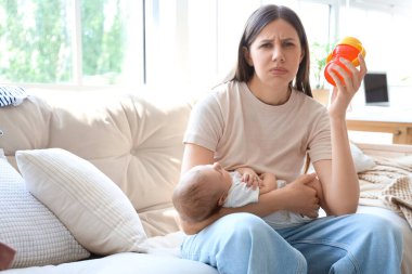 Evde doğum sonrası depresyon geçiren genç bir anne var.