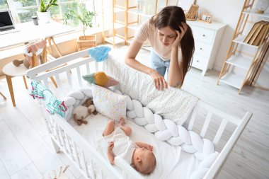 Evde doğum sonrası depresyon geçiren genç bir anne var.