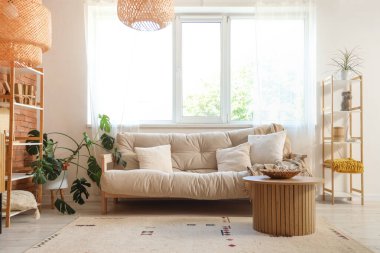 Oturma odası, kanepe, raf üniteleri ve masa.