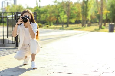 Açık havada kamera ile kadın fotoğrafçı