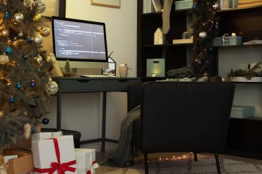 İş yeri ve Noel ağacı olan programcı ofisinin içi