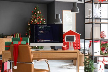 Noel için dekore edilmiş programcı işyeriyle birlikte ofis içi